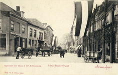 12610 Gezicht in de Utrechtsestraat met bebouwing en publiek te Amersfoort uit het noordoosten; met op de voorgrond ...